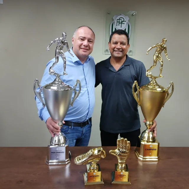 *Liga de Colombo recebe troféus para a final do Campeonato Sub-17 de 2025*

Na tarde desta quarta-feira, 30 de abril, o nosso presidente da Liga de Futebol de Colombo, @parafaribeiro , esteve na sede da Federação Paranaense de Futebol, onde foi recepcionado pelo presidente da entidade, Sr. Hélio Cury Filho. Na ocasião, foram entregues os troféus que serão concedidos aos finalistas do Campeonato Sub-17 de 2025.

A Liga de Futebol de Colombo agradece à Federação Paranaense pela parceria e pelo constante apoio, fundamentais para o fortalecimento das competições de base. Seguimos firmes no propósito de fomentar, organizar e desenvolver o futebol em nosso município, oferecendo oportunidades e estrutura para o crescimento de jovens atletas.

@federacaopr